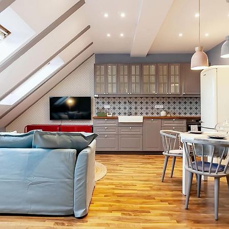 Attic Apartment On Waterfront / View / Netflix プラハ エクステリア 写真