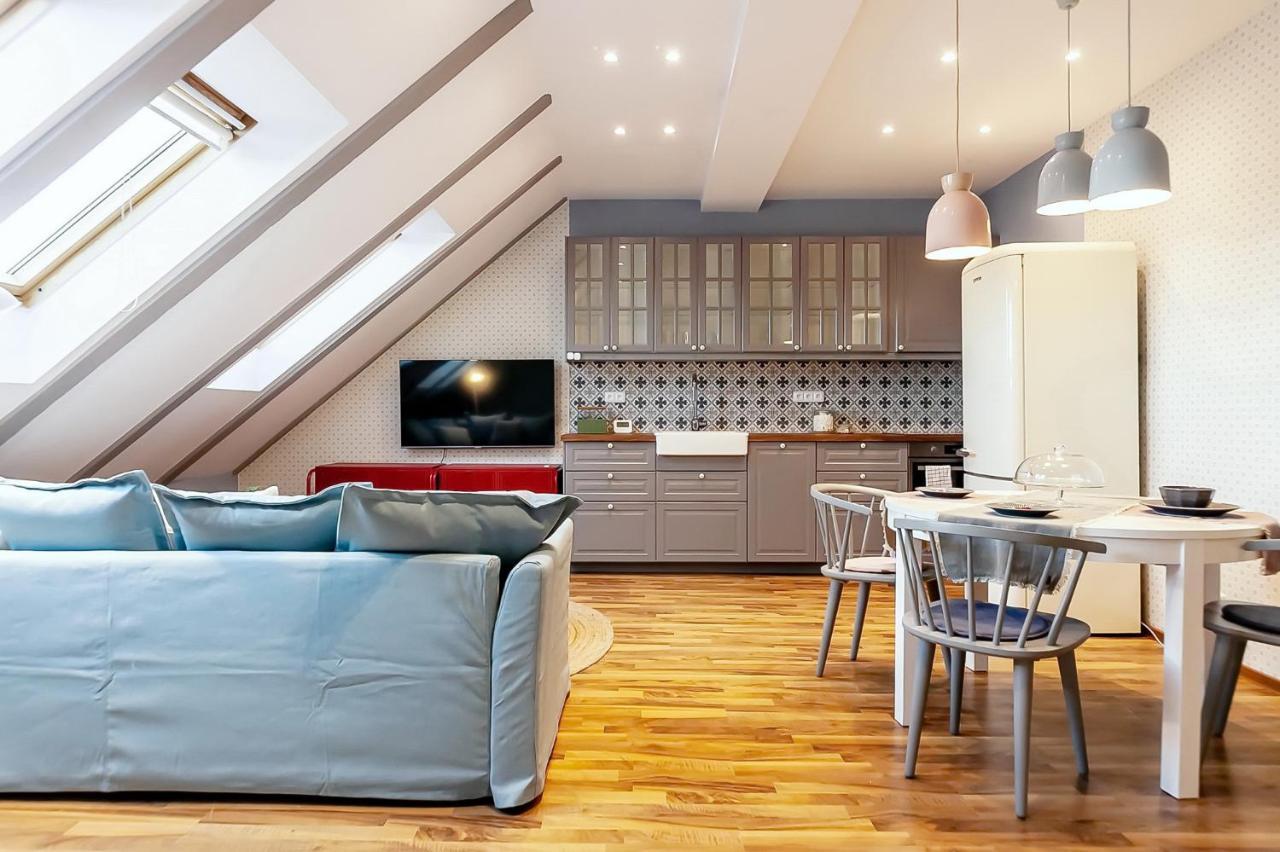 Attic Apartment On Waterfront / View / Netflix プラハ エクステリア 写真