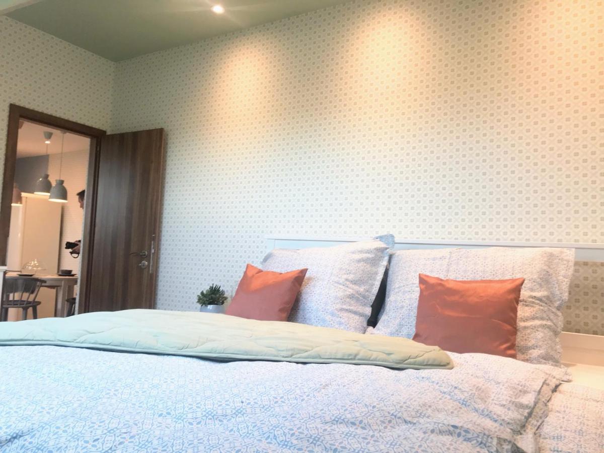 Attic Apartment On Waterfront / View / Netflix プラハ エクステリア 写真