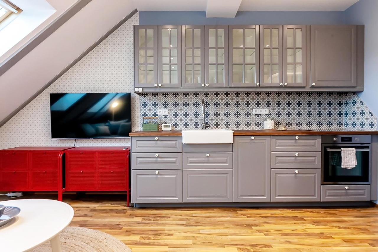Attic Apartment On Waterfront / View / Netflix プラハ エクステリア 写真