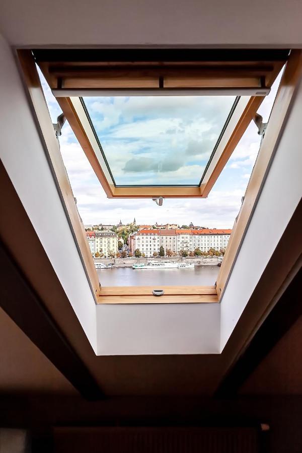 Attic Apartment On Waterfront / View / Netflix プラハ エクステリア 写真