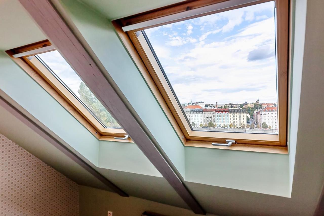 Attic Apartment On Waterfront / View / Netflix プラハ エクステリア 写真